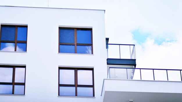 un balcone con balconcino e un balcone con balcone laterale.