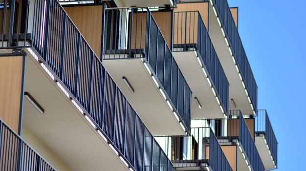 un balcone con maniglia in metallo e ringhiera in metallo