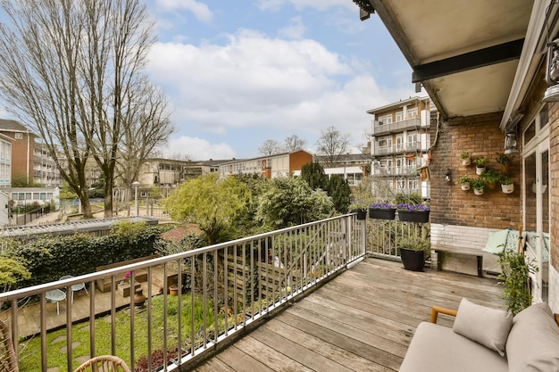 Un balcone con terrazza in legno e vista sulla città