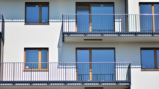 un balcone con un cielo azzurro e ringhiere bianche