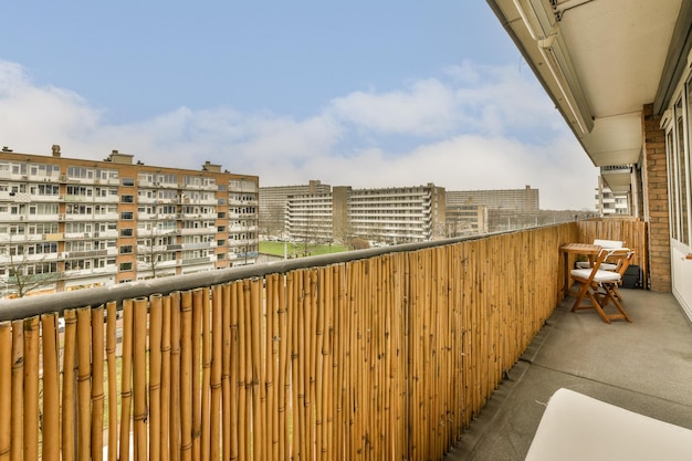 Un balcone con una staccionata in legno e una vista di