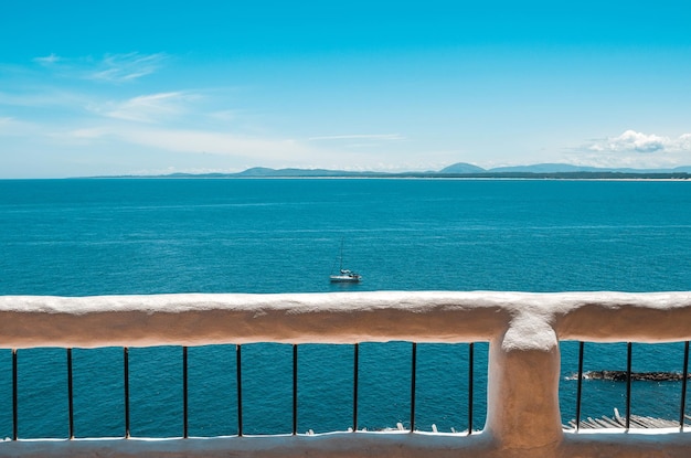 Un balcone con vista sul mare e sul mare.