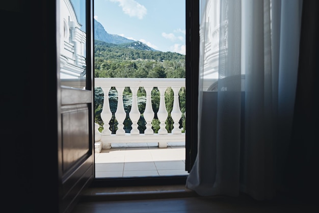 Un balcone con vista sulle montagne