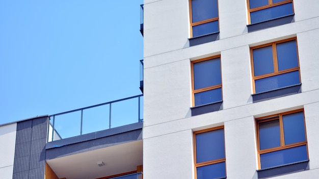 un balcone su un edificio con una ringhiera che dice "hotel".