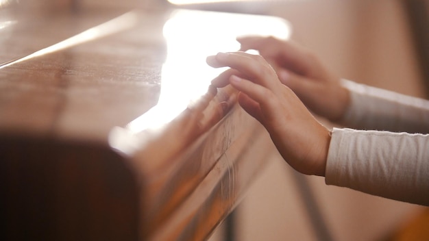 Un bambino a lezione di musica ha chiuso il pianoforte