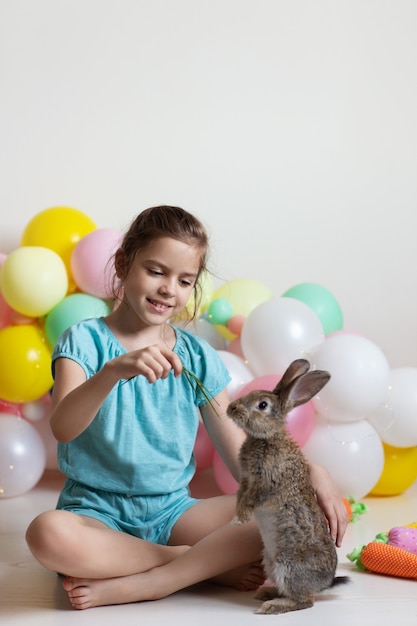 un bambino addestra un coniglio