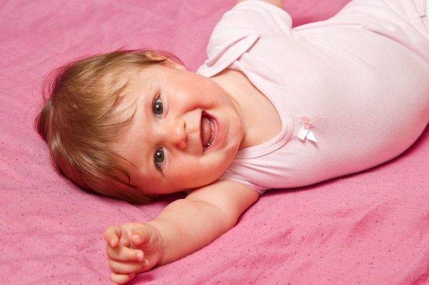 Un bambino adorabile e ridente che guarda