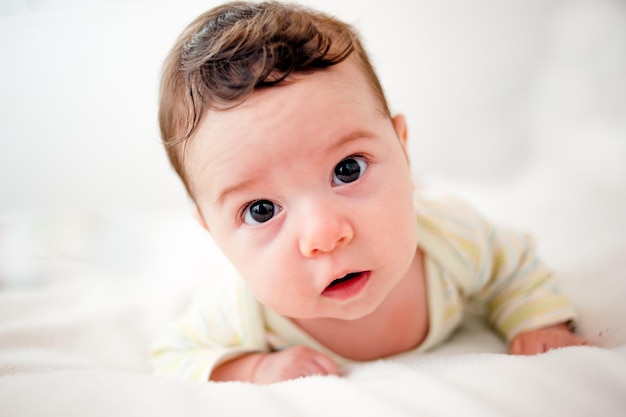 Un bambino carino a letto.