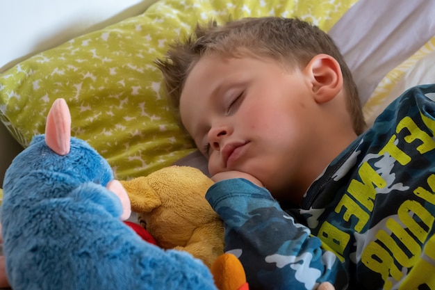 Un bambino carino che dorme