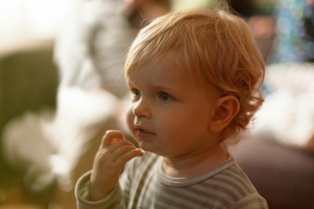 Un bambino carino che guarda via a casa