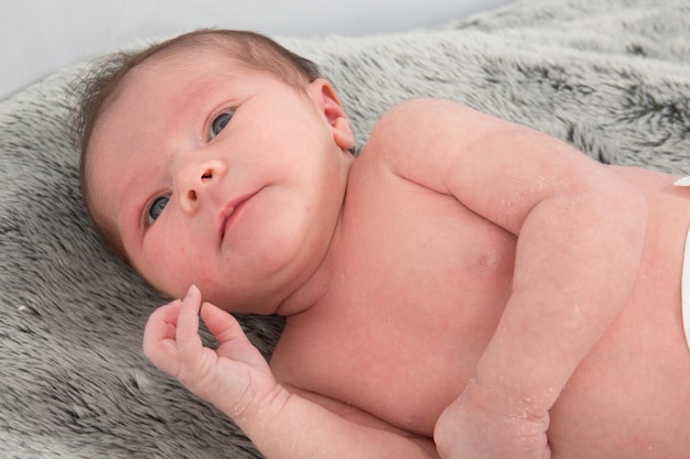 Un bambino carino guardando la fotocamera in studio girato