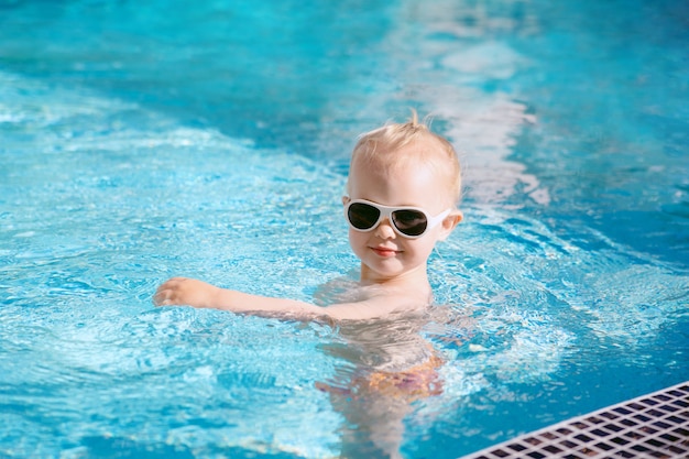 Un bambino carino in piscina.