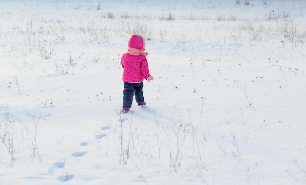 Un bambino che corre nella neve