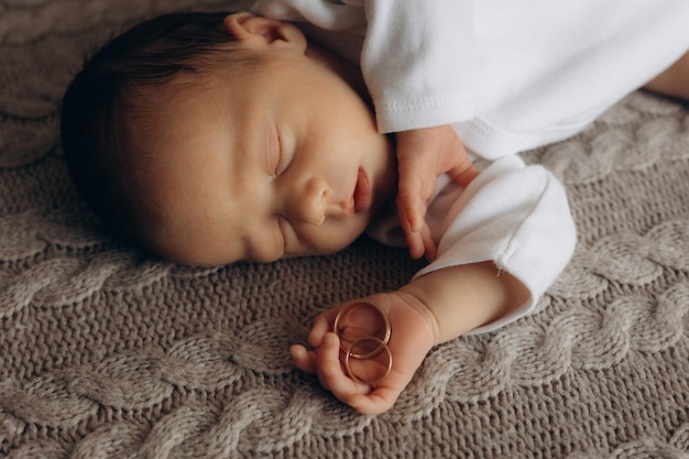 un bambino che dorme con la mano su un tappeto