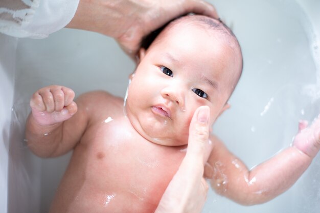 un bambino che fa il bagno con sua madre