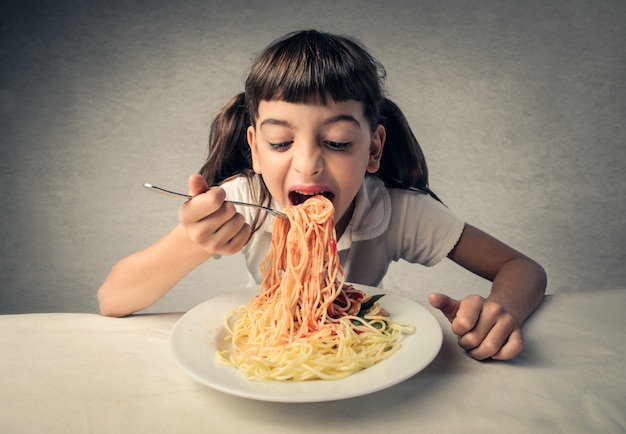 un bambino che mangia pasta