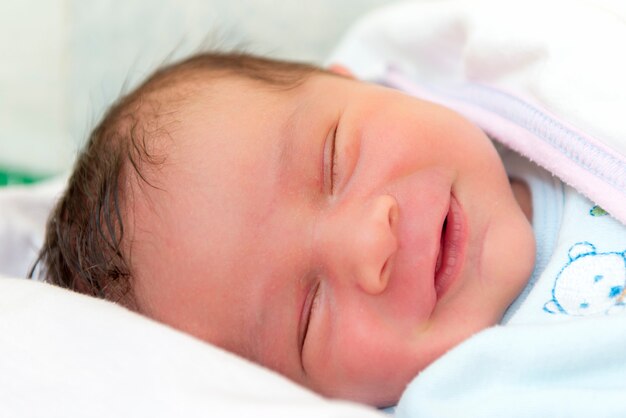 Un bambino con faccina durante il sonno