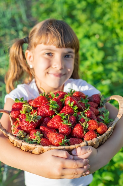 Un bambino con fragole nelle mani