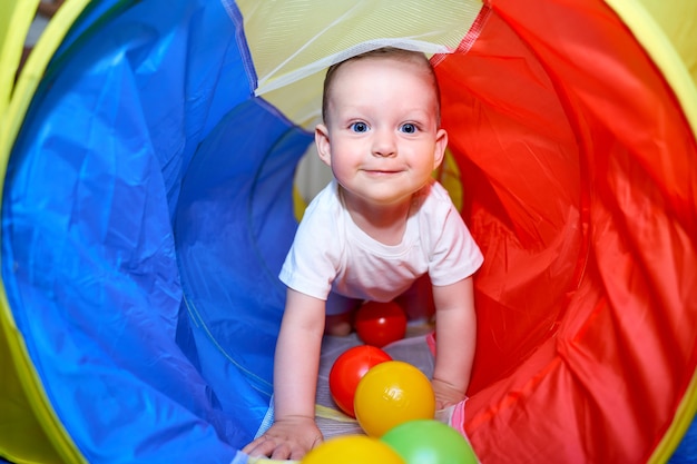 Un bambino con gli occhi azzurri sta giocando nella sala giochi.