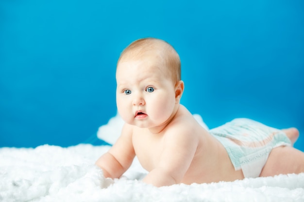 Un bambino con i pannolini