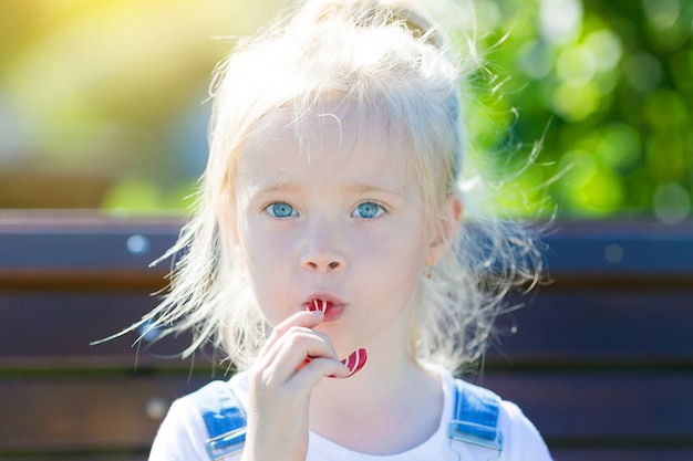 Un bambino con la caramella in mano