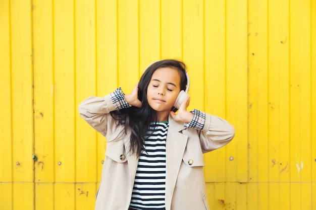 Un bambino con le cuffie che ascolta la musica Concetto di audiolibro Imparare lezioni audio una bambina wi