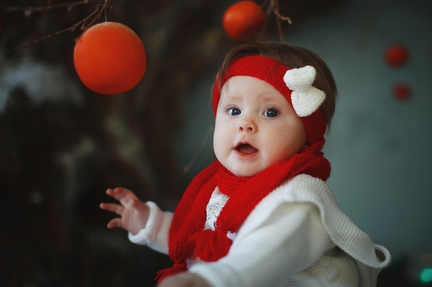 Un bambino con un berretto rosso con le palle all'interno del nuovo anno.