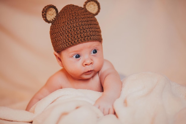 Un bambino con un cappello su una coperta