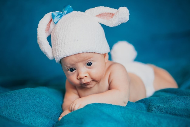 Un bambino con un cappello su una coperta