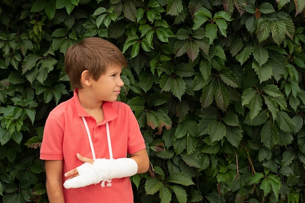 Un bambino con un cerotto sulla mano. Copia spazio.