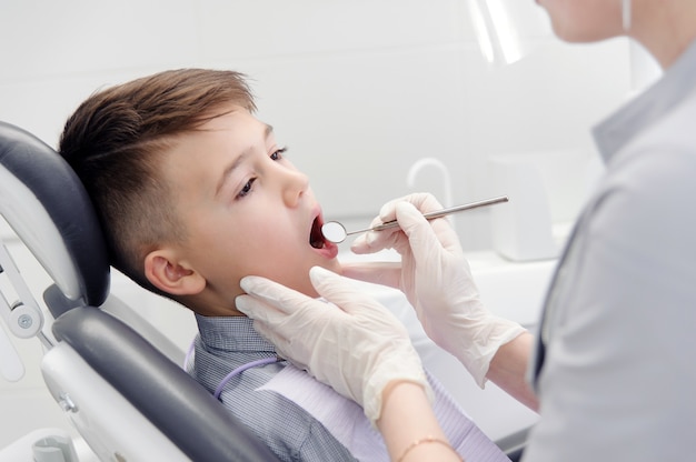 Un bambino con un dentista in uno studio dentistico