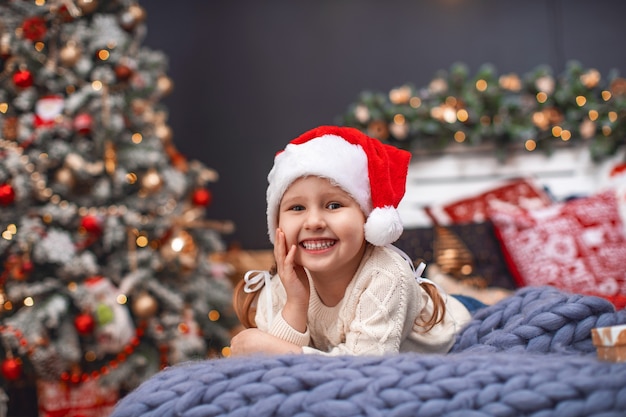 Un bambino con un maglione lavorato a maglia è appoggiato a una coperta Merino lavorata a maglia