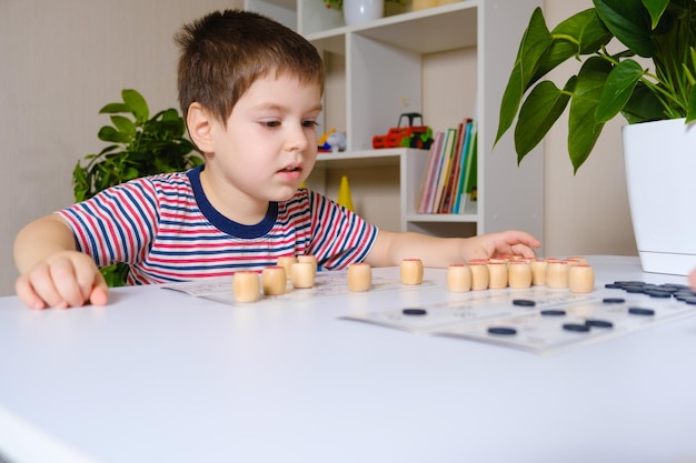 Un bambino di 4 anni gioca al loto studia i numeri usando un gioco da tavolo