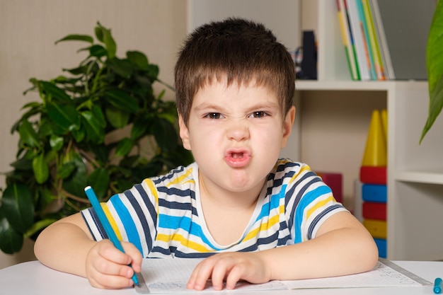 Un bambino di 4 anni impara a scrivere