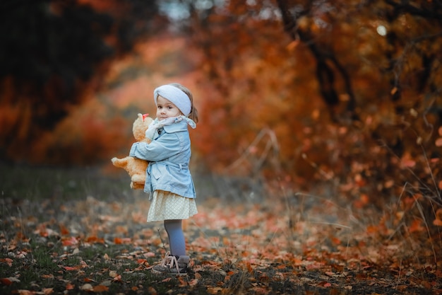 Un bambino di 5 anni da solo nei boschi