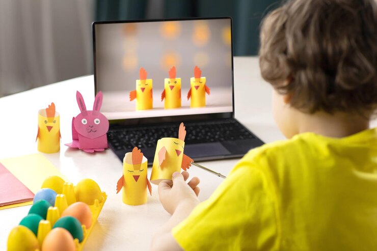 Un bambino di 7 anni impara a fare mestieri dalla carta su Internet per le vacanze di Pasqua
