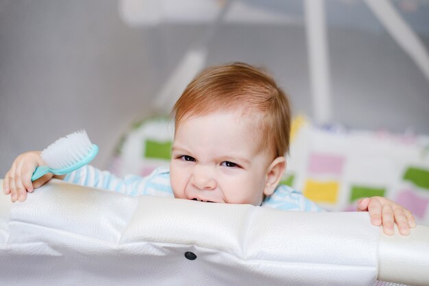 Un bambino di un anno è seduto in un'arena