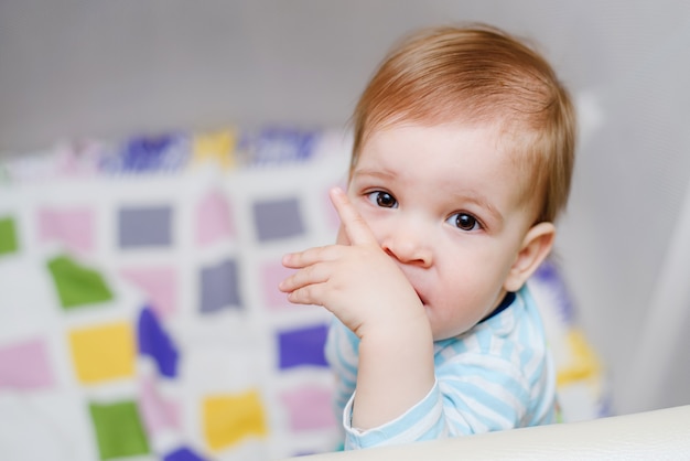 Un bambino di un anno è seduto in un'arena