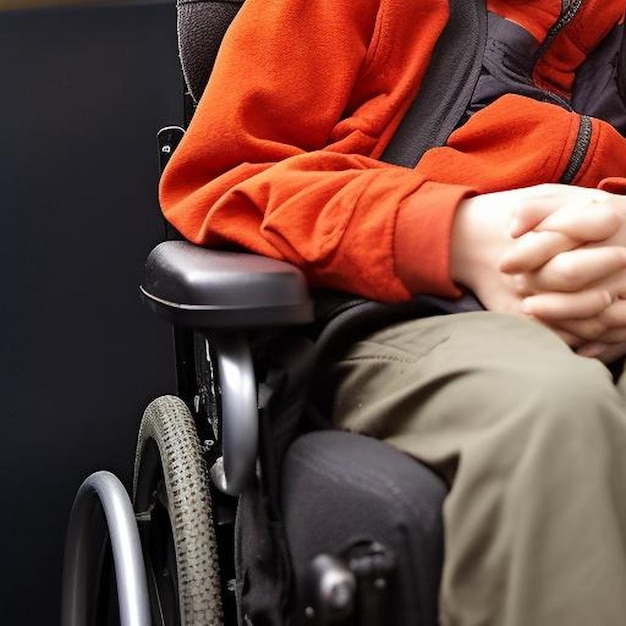 un bambino disabile in sedia a rotelle che viene aiutato in un apposito
