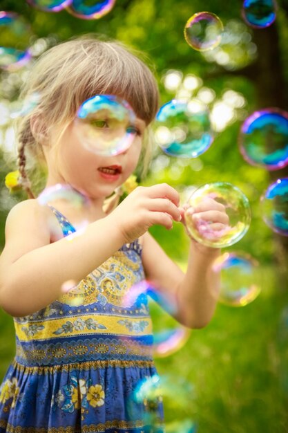 Un bambino felice che si diverte a giocare nel parco naturale