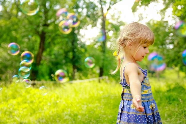 Un bambino felice che si diverte a giocare nel parco naturale