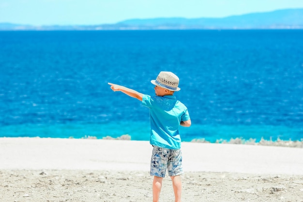 Un bambino felice vicino al mare nella natura durante un viaggio di fine settimana