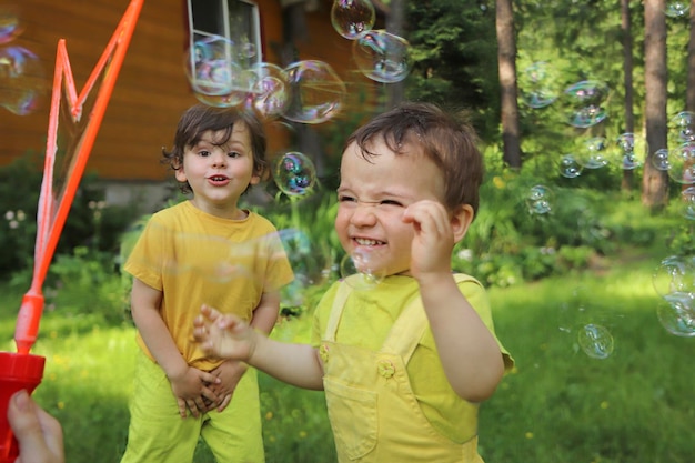 Un bambino gioca con le bolle di sapone