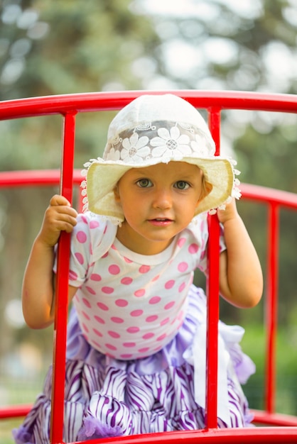 Un bambino gioca nel parco giochi