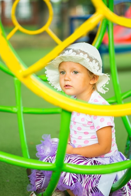 Un bambino gioca nel parco giochi