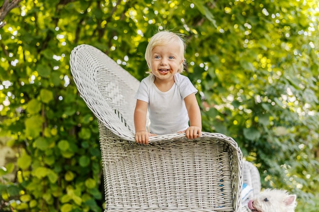 Un bambino goffo imbrattato di cioccolato