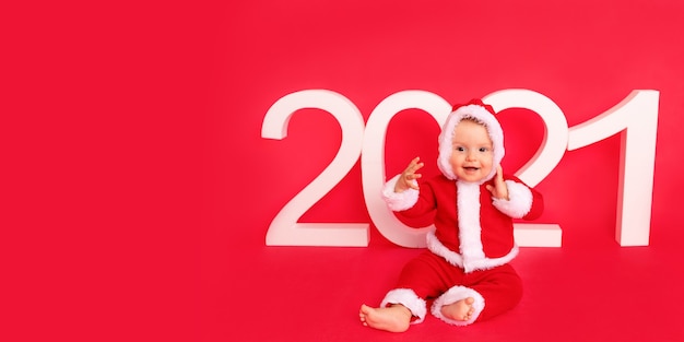 Un bambino in costume da Babbo Natale