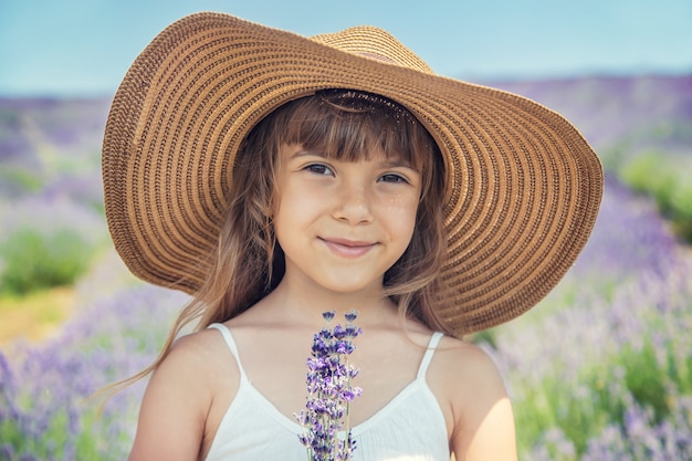 Un bambino in un campo di fioritura di lavanda.