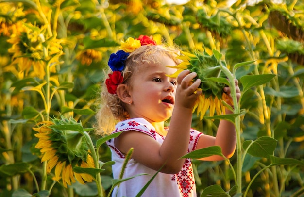 Un bambino in un campo di girasoli Ucraina Messa a fuoco selettiva Natura