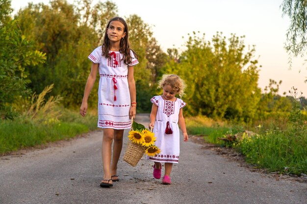 Un bambino in un campo di girasoli Ucraina Messa a fuoco selettiva Natura